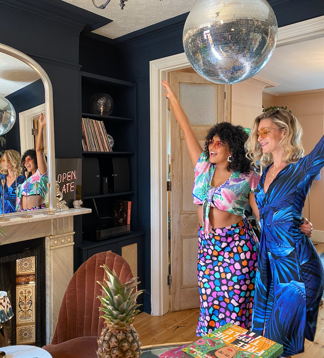 Dancing Leopard models with hands in the air at The Palm